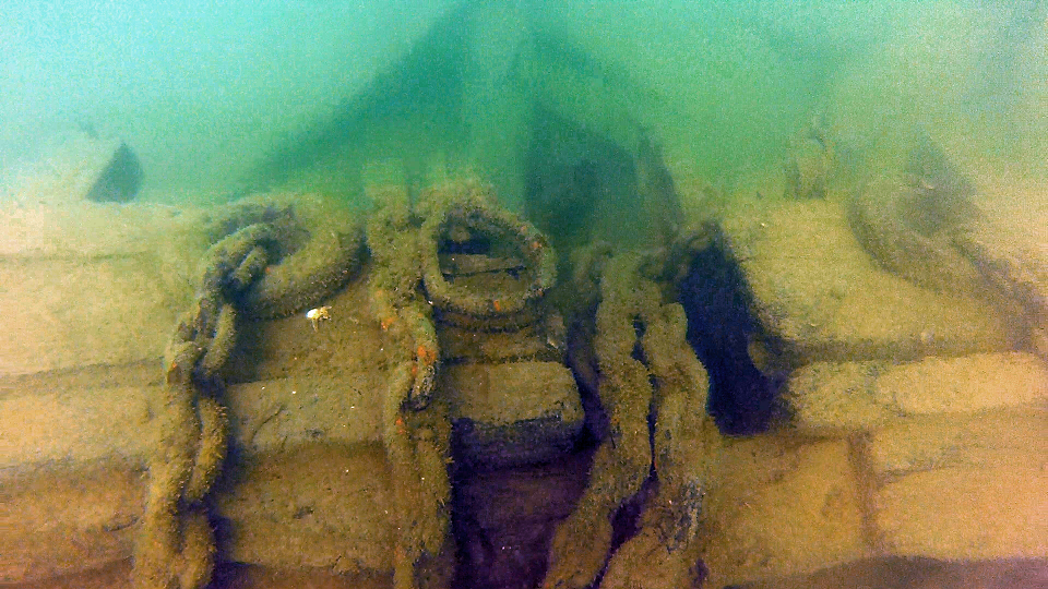 Underwater photo of an iron chain discovered in Lake Erie from a late 19th century shipwreck. Image courtesy of PASST.