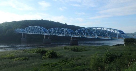 Long metal bridge over Allegheny River