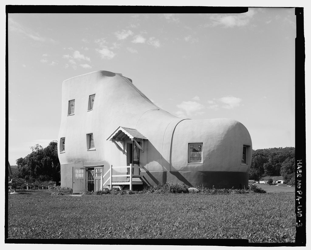 Large building shaped like a shoe with windows and doors.